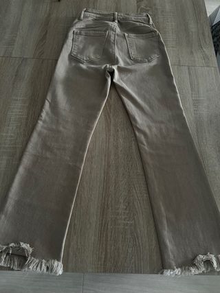 Pantalón beige con flecos