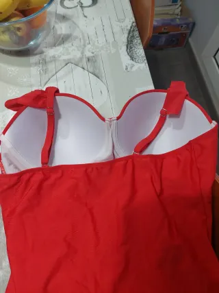 Bañador rojo con copas grandes