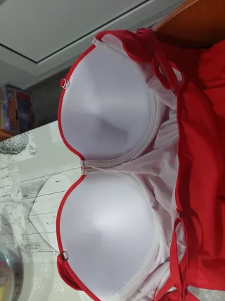 Bañador rojo con copas grandes