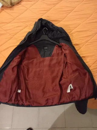 Giubbotto nero con cappuccio