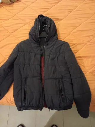 Giubbotto nero con cappuccio