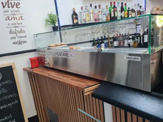 Vitrina expositora cristal y madera