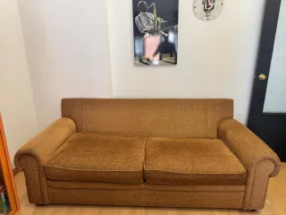 Sofá de tela marrón
