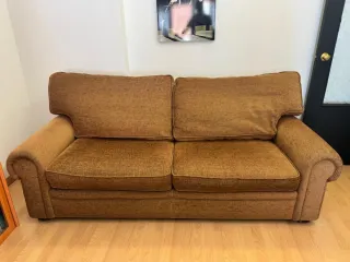 Sofá de tela marrón
