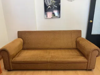 Sofá de tela marrón