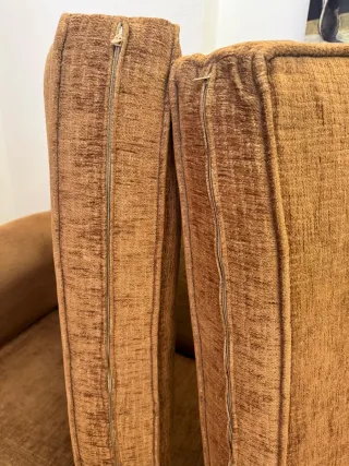 Sofá de tela marrón