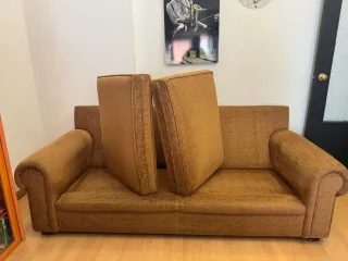 Sofá de tela marrón