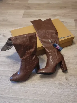 Botas altas marrones efecto cocodrilo