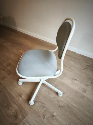 Silla de oficina gris y blanca