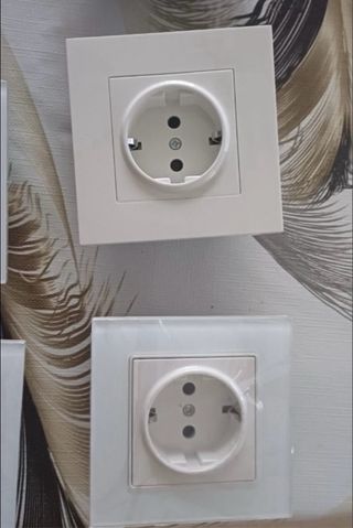 Enchufes e interruptores blancos