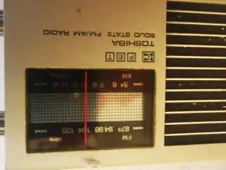 Radio Toshiba FM/AM Plata Modelo IC 70