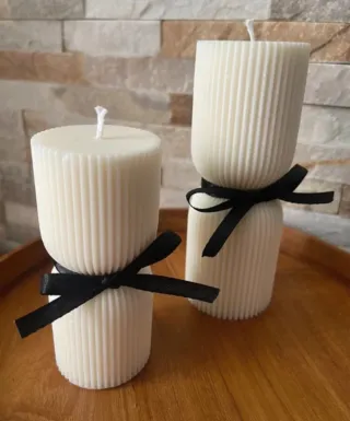 Vela decorativa acanalada con lazo.