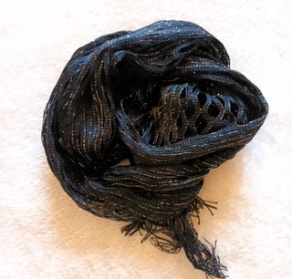 Fular Negro con Hilos Plateados Tipo Red