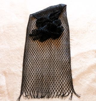 Fular Negro con Hilos Plateados Tipo Red