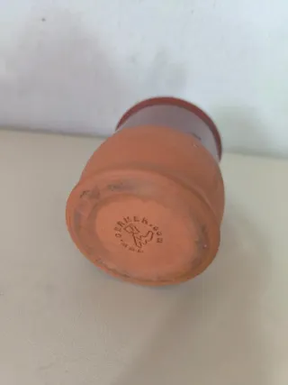 Taza de cerámica marrón y naranja