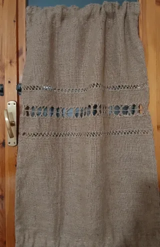 Tenda in juta ricamata a mano e cucita a mano