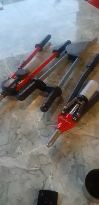 Remachadoras manuales Facom y otras