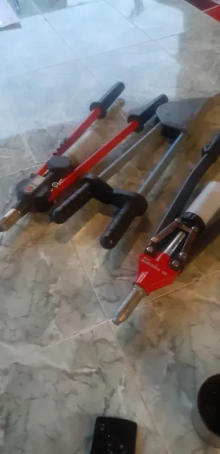 Remachadoras manuales Facom y otras