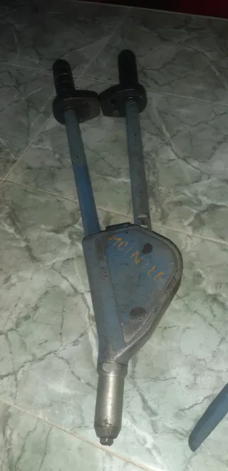 Remachadoras manuales Facom y otras