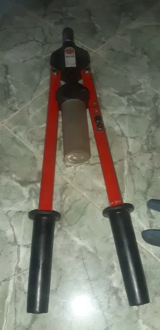 Remachadoras manuales Facom y otras