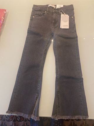 Pantalones vaqueros Mango grises acampanados