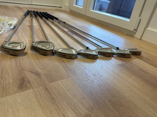 7 palos de Golf Wilson: 3, 4, 5, 6, 7, S, P + tees