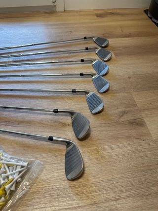 7 palos de Golf Wilson: 3, 4, 5, 6, 7, S, P + tees