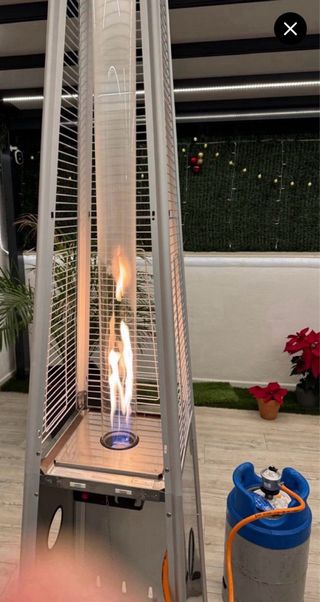 Chimenea piramidal metal y madera