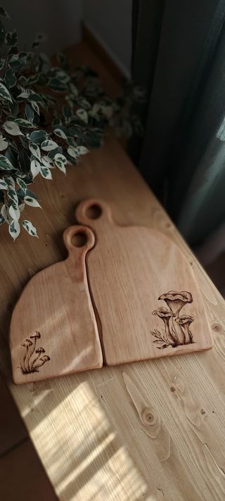 Tablas de cortar de madera con setas