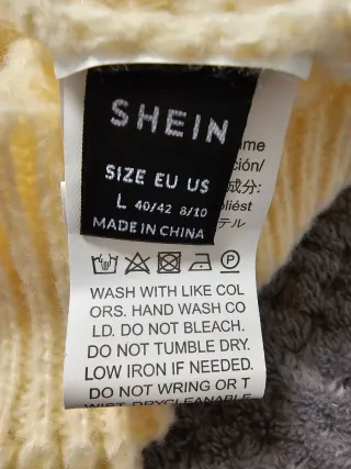 Jersey amarillo con botones dorados