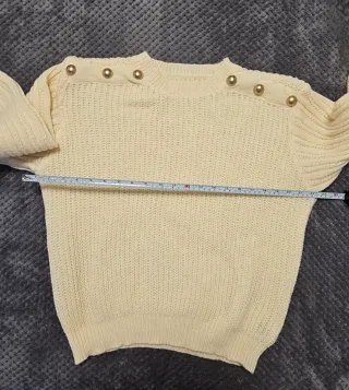 Jersey amarillo con botones dorados