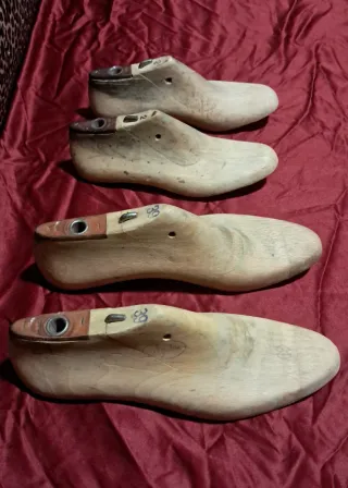 Hormas de zapato de madera de varios tamaños