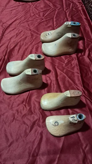 Hormas de zapato de madera de varios tamaños