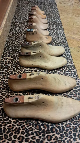 Hormas de zapato de madera de varios tamaños