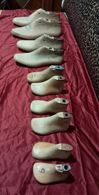 Hormas de zapato de madera de varios tamaños