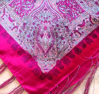 Pañuelo Fucsia Cuadrado c/ Flecos Foulard