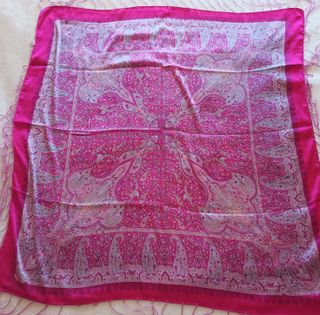 Pañuelo Fucsia Cuadrado c/ Flecos Foulard