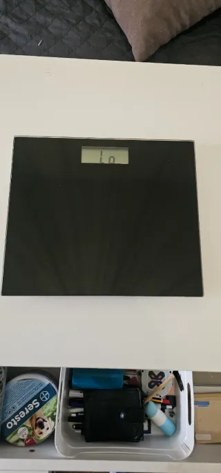 Báscula digital negra,baño