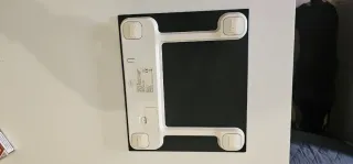 Báscula digital negra,baño