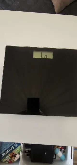 Báscula digital negra,baño