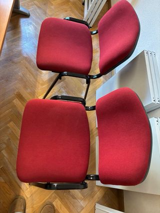 Mesa escritorio madera con 3 sillas rojas