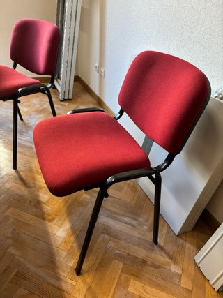 Mesa escritorio madera con 3 sillas rojas