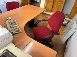 Mesa escritorio madera con 3 sillas rojas