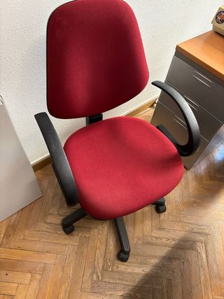 Mesa escritorio madera con 3 sillas rojas