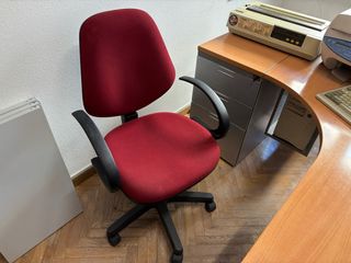 Silla de oficina ergonómica roja