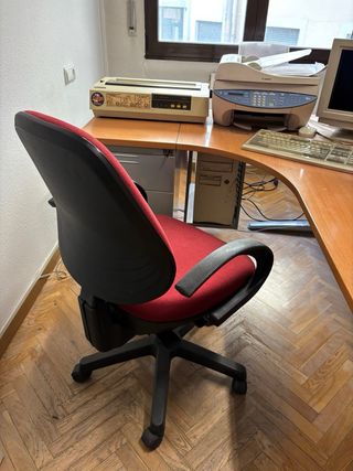 Silla de oficina ergonómica roja