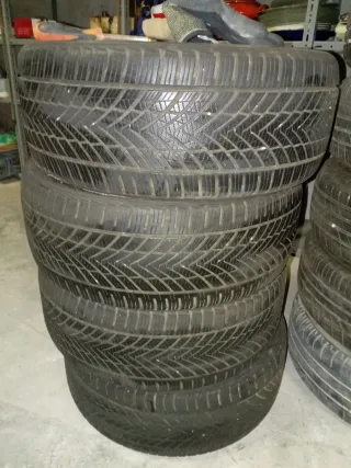 Neumáticos de invierno,son 3. 1 con reventon