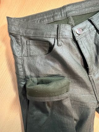 Pantalón verde brillante efecto cuero