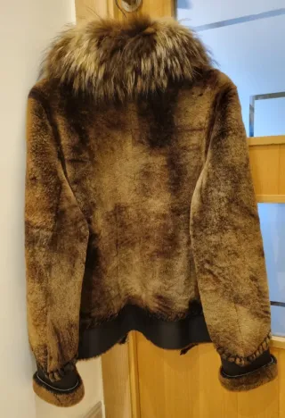 Chaquetón de piel con cuello de pelo
