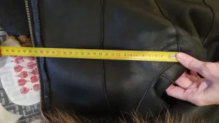 Chaquetón de piel con cuello de pelo